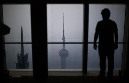 ２月１５日、中国銀行業監督管理委員会によると、中国の不良債権は２０１５末時点で１兆２７００億元（１９５６億３０００万ドル）と９月末から８８１億元増加し、２００６年第２・四半期以来約１０年ぶりの高水準となった。写真は２０１４年３月、ッ上海で（２０１６年　ロイター/Carlos Barria）