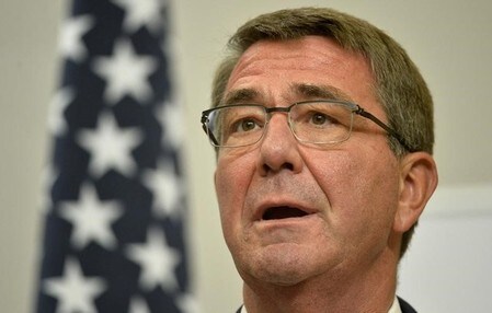 　１月１０日、カーター米国防長官（写真）は、北朝鮮が試験発射の可能性を表明している大陸間弾道ミサイルについて、脅威にならない場合は情報収集を優先させるために迎撃しない可能性があるとの見解を示した。ロンドンで先月撮影（２０１７年　ロイター／Hannah McKay）