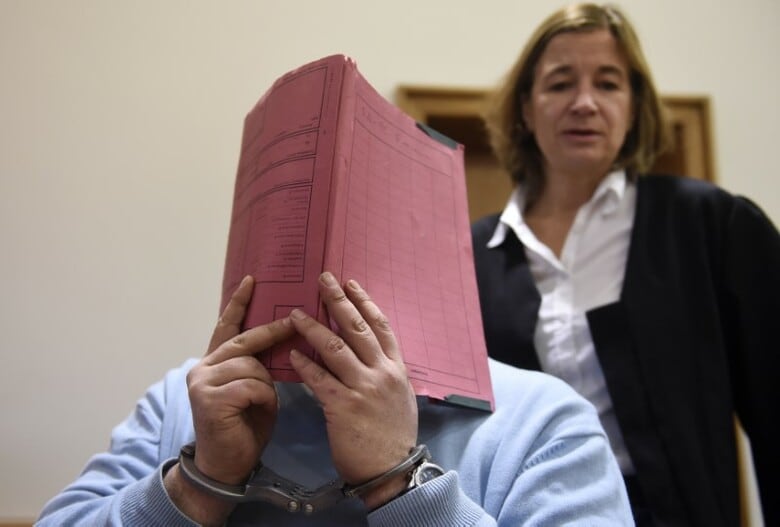 ８月２８日、ドイツ北部で患者２人を殺害した罪で服役中の元看護師の男が、他に少なくとも８４人を殺害した疑いがあると、警察が明らかにした。写真は２０１４年１２月、裁判所に出廷した男（２０１７年　ロイター/Fabian Bimmer）