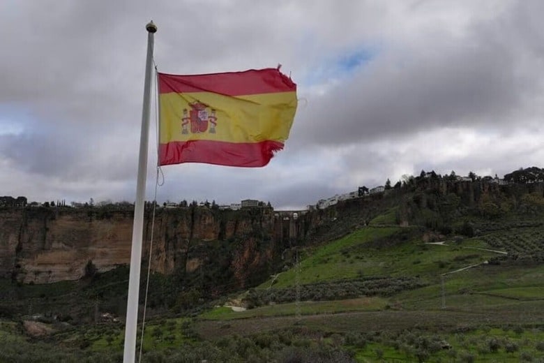 トランプ米大統領は３日、スペインとの取引を全面的に停止すると表明した。米軍のイラン攻撃に関連し、スペインが基地の使用を拒否したことを理由に挙げた。2026年2月7日撮影（２０２６年　ロイター/Guillermo Martinez）