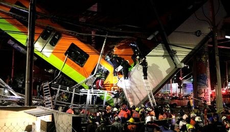 メキシコの首都メキシコ市で現地時間３日午後１０時半頃、高架橋が崩れて地下鉄の車両ごと下の道路に落下し２０人が死亡、病院に搬送され４９人が手当てを受けている。（２０２１年　ロイター/ Luis Cortes）