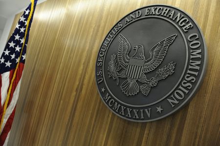 　９月１２日、米証券取引委員会（ＳＥＣ）は、クラウドコンピューティング事業の米ＶＭウェアに対して、業績の実態を分かりにくくして投資家に誤解を与える慣行の停止と、制裁金支払いを命令したと発表した。写真はＳＥＣの紋章。ワシントンで２０１１年６月撮影（２０２２年　ロイター／Jonathan Ernst）