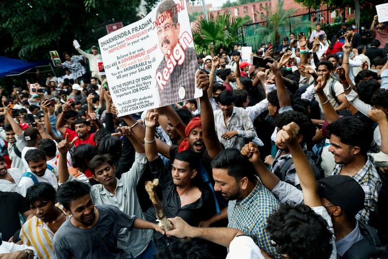 インドのプラダン教育相の辞任を喜ぶゴキブリ人民党（CJP）の支持者たち。ニューデリーで7月25日撮影。 REUTERS/Adnan Abidi