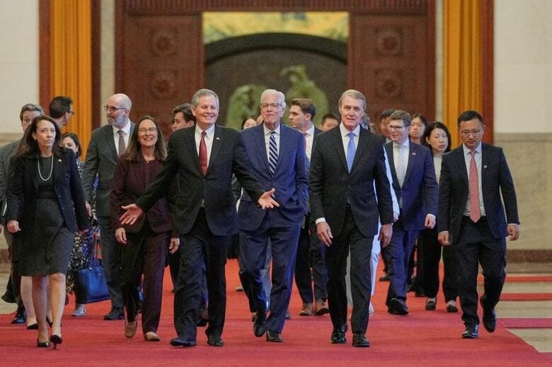 スティーブ・デインズ米上院議員と議会代表団。中国・北京で７日撮影。Andy Wong/Pool via REUTERS