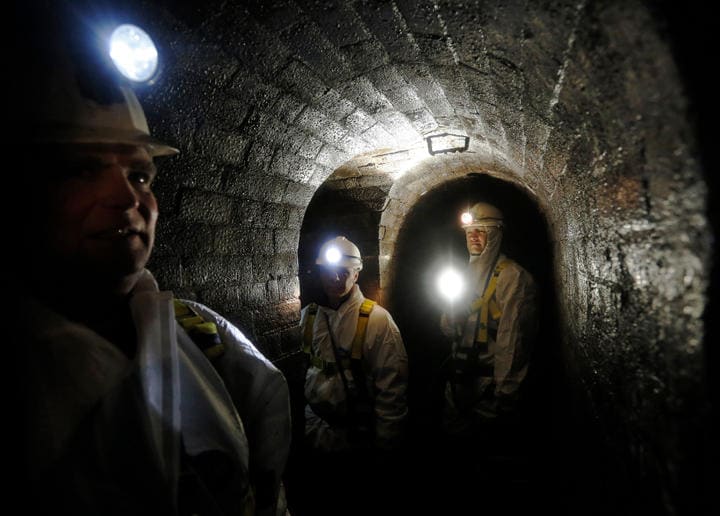 下水管の洗浄作業は暑さと悪臭を伴う重労働だ（ロンドン中心部の下水管） Luke MacGregor-REUTERS　