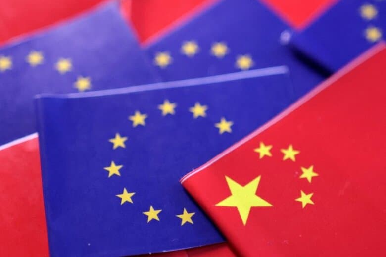 写真はＥＵと中国の旗のイメージ。2025年3月撮影。REUTERS/Dado Ruvic