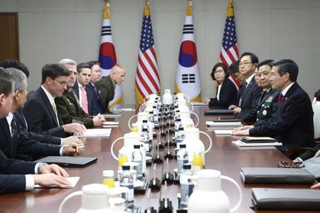 　１１月１９日、韓国外務省は、在韓米軍の駐留経費の分担を巡る韓国と米国の協議が決裂したと明らかにした。韓国では、同国に経費負担の大幅増額を迫る米国に世論の反発が強まっていた。写真は米国のエスパー国防長官らと、韓国の鄭景斗（チョン・ギョンドゥ）国防相ら。１５日、ソウルで撮影（２０１９年　ロイター）
