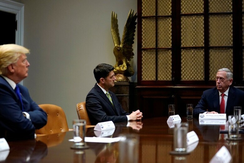 １１月２８日、米国のトランプ大統領は、記者団に対し、北朝鮮による新たなミサイル発射について「われわれが対処する事態だ」と語った。ライアン下院議長（中央）、マティス国防長官（右）との会議（２０１７年　ロイター／Jonathan Ernst）