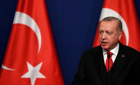 　１１月１２日、トルコのエルドアン大統領（写真）は、欧州連合（ＥＵ）が対トルコ制裁を決めたことを批判、ＥＵとの交渉を打ち切り、拘束中の過激派組織「イスラム国」（ＩＳ）戦闘員を欧州に送還する可能性があると表明した。写真はハンガリーの首都ブダペストで７日撮影（２０１９年　ロイター／Bernadett Szabo）