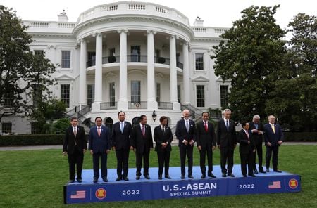 　バイデン米大統領は、５月１２─１３日にワシントンで開催される東南アジア諸国連合（ＡＳＥＡＮ）との首脳会議で、域内のインフラ整備や安全保障、新型コロナウイルス対策などを支援するため１億５０００万ドルの拠出を表明する。１２日、ホワイトハウスで撮影（２０２２年　ロイター/Leah Millis）
