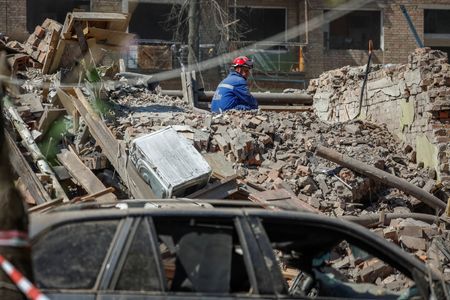 ウクライナの首都キーウがロシア軍によるとみられる夜間攻撃を受け、少なくとも８人が死亡した。２４日撮影（２０２５年　ロイター/Alina Smutko）