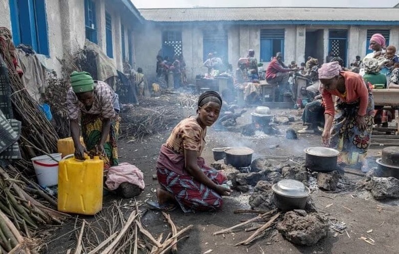 国連児童基金（ユニセフ）は１１日、今年１─２月にコンゴ民主共和国（旧ザイール）東部で発生したレイプなどの性的暴力事件約１万件について、被害者の３割以上が幼児を含む子どもだったと報告した。写真は故郷を追われ避難する人々。コンゴで３月に撮影（２０２５年　ロイター／Arlette Bashizi）