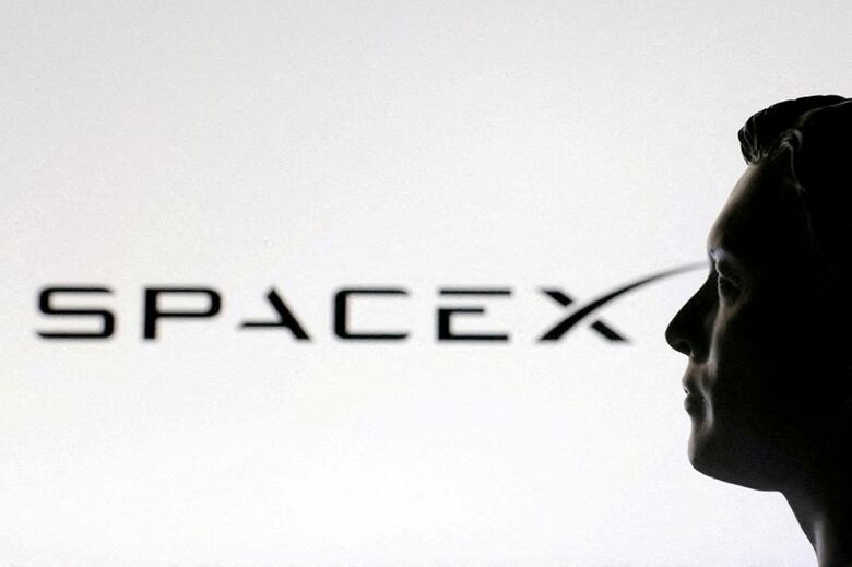 3Dプリントされたイーロン・マスク氏のイメージとスペースXのロゴ。2025年1月23日撮影のイメージ写真。REUTERS/Dado Ruvic/Illustration