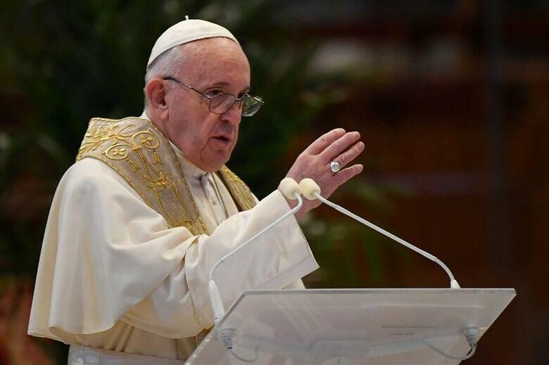 ローマ教皇フランシスコは4月12日、キリスト教の復活祭に寄せて発表した祝福のメッセージ「ウルビ・エト・オルビ」（ローマと全世界へ）で、新型コロナウイルス感染拡大との戦いに関して「世界の一致」を呼びかけた。バチカンで撮影（2020年　ロイター/Andreas Solaro）