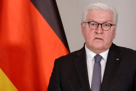 　ドイツのシュタインマイヤー大統領は、ロシアのプーチン大統領とラブロフ外相が戦争犯罪を扱う法廷で裁かれるべきとの考えを示した。独誌シュピーゲルがインタビュー記事を掲載した。写真はベルリンで２月撮影（２０２２年　ロイター／Michele Tantussi）