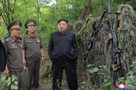 　８月２８日、北朝鮮の金正恩朝鮮労働党総書記は、特殊作戦部隊の訓練基地を視察し、軍増強には特殊作戦部隊と専門狙撃兵の強化が重要だと述べた。写真はKCNAが配信した視察の様子（２０２５年　ロイター）