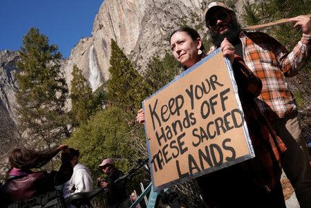 　６月８日、 米カリフォルニア州のヨセミテ国立公園は最も長い歴史を持つ米国立公園の一つとして人気が高いが、今シーズンは人手が足りないため科学者を含めたほぼ全職員が交代でキャンプ場のトイレを掃除している。写真は３月、カリフォルニア州のヨセミテ国立公園で、職員削減に抗議する人々（２０２５年　ロいたー/Nathan Frandino）