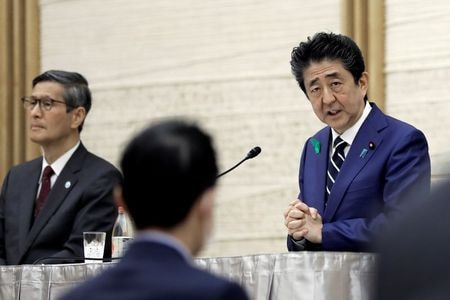 　５月１１日、新型コロナウイルス感染症対策専門家会議の副座長、尾身茂・地域医療機能推進機構理事長（写真左）は参院予算委員会集中審議で、軽症者や無症状の人が多くいるため現在行われている検査システムでは全ての感染者数を把握するのは難しいとし、「報告されているより（感染者の）数が多いのは間違いないが、それが１０倍か２０倍か３０倍かは誰もわからない」と指摘した。写真は４月都内での代表撮影（２０２０年／ロイター）