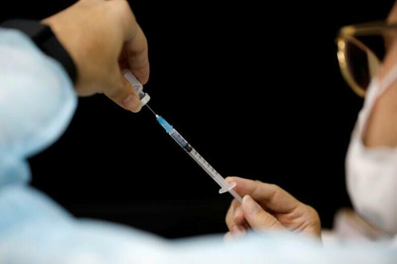 イスラエル保健省は５日、米ファイザー・独ビオンテック製の新型コロナウイルスワクチンの予防効果が低下しているとの報告書を発表した。社員は１月４日撮影（２０２１年　ロイター/Amir Cohen）
