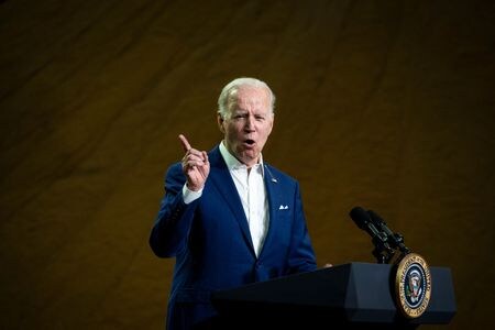 バイデン米大統領が早ければ１３日にウクライナに対する７億５０００万ドルの追加軍事支援を発表すると、事情に詳しい関係者２人がロイターに述べた。（２０２２年　ロイター/Al Drago）