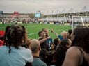 ファンと写真を撮る元オランダ代表のパトリック・クライファートは、母親がキュラソー出身。「オランダがなければ、キュラソーのW杯出場は絶対になかった。でも結局、最高の選手たちはオランダ代表でプレーする」