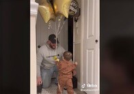 【動画】風船を持って待っていてくれた1歳の息子と、それを見た瞬間の誕生日のパパ