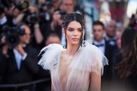 【動画】【画像】服着てる？ ケンダル・ジェンナー、「まるで全裸」の過激衣装でイベント降臨...靴までスケスケ