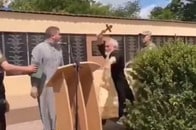 【動画】十字架を手にウクライナ司祭に殴りかかったロシア司祭