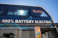 バイデンの電動バス促進政策、中国メーカー排除が足かせに