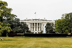 世界を振り回すトランプも妻にはお手上げ？ メラニア夫人にキスをかわされた「残念すぎる瞬間」がネットで話題