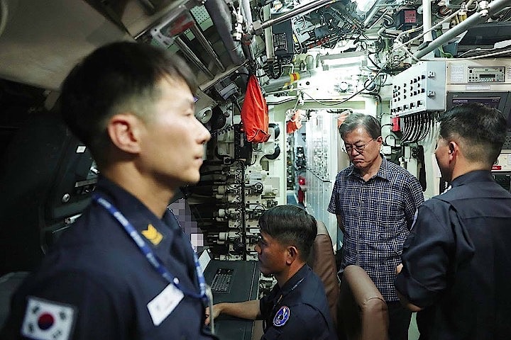 潜水艦内を視察する文大統領　青瓦台facebookページより