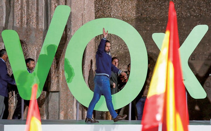 選挙戦最終日の集会で壇上に立つ極右政党ボックスのアバスカル党首　JUAN MEDINAーREUTERS