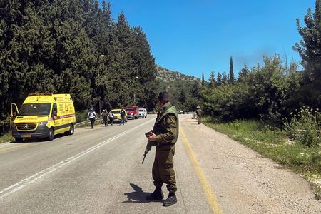 　４月１７日、レバノンに拠点を置く親イラン武装組織ヒズボラは、イスラエル軍の攻撃でヒズボラ構成員が死亡したことへの報復として、イスラエル北部の軍事施設にミサイルとドローン（小型無人機）を発射したと発表した。写真はイスラエル軍の兵士。イスラエル北部のアラブ・アル・アラムシェで撮影（２０２４年　ロイター/Avi Ohayon）