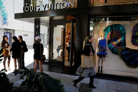 １０月１０日、フランスの高級ブランドＬＶＭＨ（モエ・ヘネシー・ルイ・ヴィトン）が発表した第３・四半期売上高は、為替レートや買収の影響を除くベースで前年同期比９％増の１９９億６０００万ユーロ（２１１億６０００万ドル）となった。米マイアミのルイ･ヴィトン店舗で２０２１年１１月撮影（２０２３年　ロイター/Marco Bello）