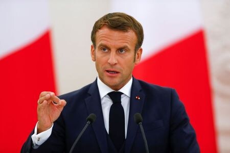 ９月２９日、リトアニアを訪問中のマクロン仏大統領（写真）はベラルーシの野党指導者スベトラーナ・チハノフスカヤ氏と会談し、同氏とベラルーシ政府との交渉を支援すると表明した。ビリニュスでの記者会見で２８日撮影（２０２０年　ロイター/Ints Kalnins）