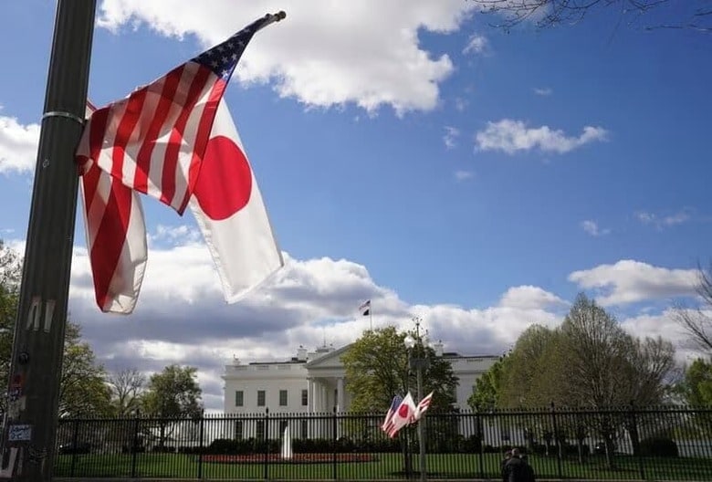 ４月１６日、 赤沢亮正経済再生担当相が訪米し、世界に先駆けて米関税措置の見直しに向けた交渉に臨む。写真は２０２４年４月、ホワイトハウス周辺に掲げられた米国と日本の旗（２０２５年　ロイター/Kevin Lamarque）