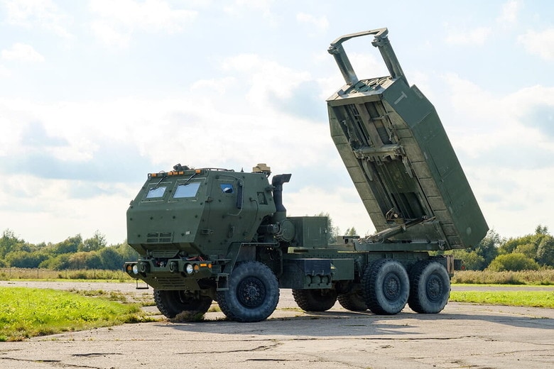 米国製の高機動ロケット砲システム「HIMARS」（2022年9月、ラトビア・リガ）　Karlis Dambrans-Shutterstock