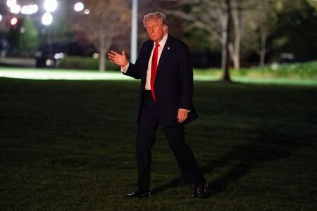 　トランプ米大統領（写真）は３月３０日、３期目を目指すことは冗談ではないと語ったものの、２期を超えて大統領を務めることを禁じている合衆国憲法をどのように回避するかについては説明しなかった。写真はワシントンで同日撮影（２０２５年　ロイター/Nathan Howard）