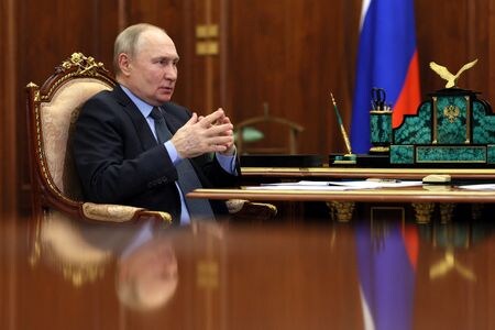 トルコのエルドアン大統領とロシアのプーチン大統領が７日、電話会談を行い、ウクライナ南部ヘルソン州で６日に起きた大型ダムの決壊を巡り協議した。写真は６月７日、大統領府で会談するプーチン大統領（２０２３年　ロイター／Sputnik/Gavriil Grigorov/Kremlin via REUTERS）