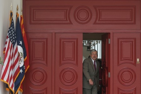中国外務省は２５日、米議会が香港人権法案を可決したことを巡り、米国のテリー・ブランスタッド駐中国大使（写真）を呼んで内政干渉だと抗議した。２０１７年６月２８日、北京の大使公邸前で撮影（２０１９年　ロイター/Thomas Peter）