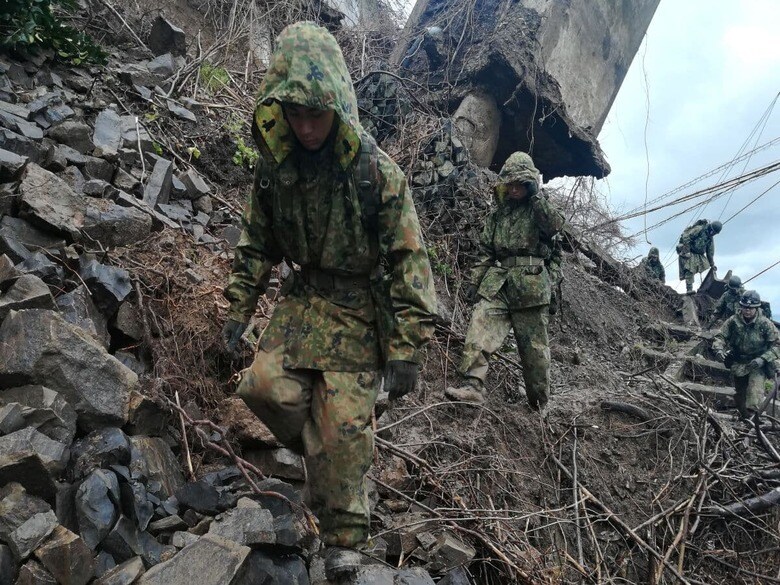 輪島の孤立した集落に救援物資を届ける自衛隊員（1月7日）　JOINT STAFF OFFICE OF THE DEFENSE MINISTRY OF JAPANーHANDOUTーREUTERS