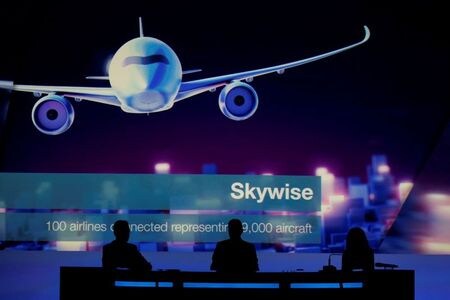 ２月１３日、欧州の航空機大手エアバスが発表した２０１９年の通期決算は、純損益が１３億６２００万ユーロ（１４億８０００万ドル）の赤字に転落した。仏トゥールーズ近郊で開かれた記者会見で撮影（２０２０年　ロイター/Regis Duvignau）