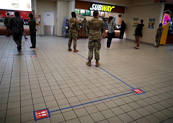 都内で新たに11人の新型コロナウイルスへの感染が確認された。写真は21日、社会的距離を保ちながら並ぶ横田基地の米軍兵士たち。REUTERS/Issei Kato