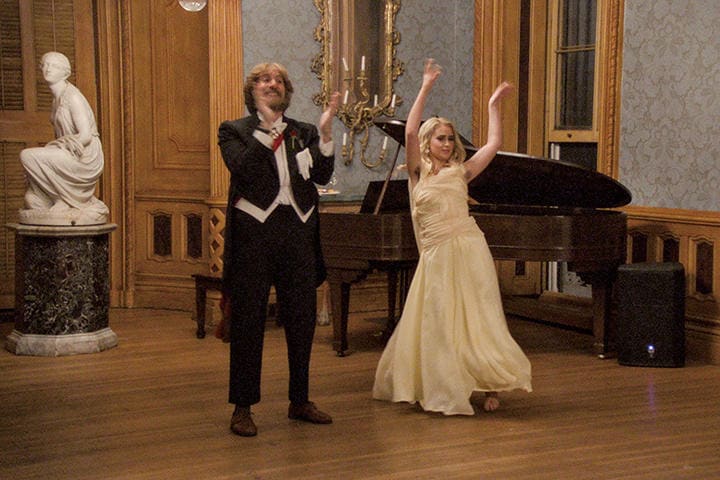 ボラットはトランプ政権への貢ぎ物として娘を舞踏会で披露するが　COURTESY OF AMAZON STUDIOS