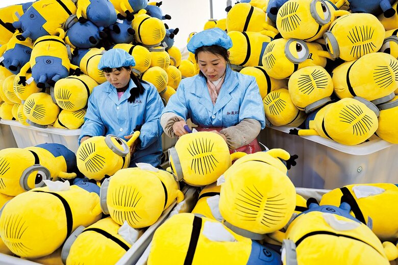 江蘇省で作られている「ミニオンズ」の人形。中国の付加価値製品の約6割は玩具やプラスチックなどに集中している　SI WEIｰVCG/GETTY IMAGES