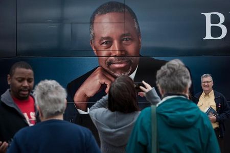 　米大統領選の共和党候補者指名争いで、元神経外科医ベン・カーソン氏が支持率で首位に。写真は同氏のブックツアーのバス周辺に集まる支持者。１０月２４日撮影。（２０１５年　ロイター／Mark Kauzlarich）