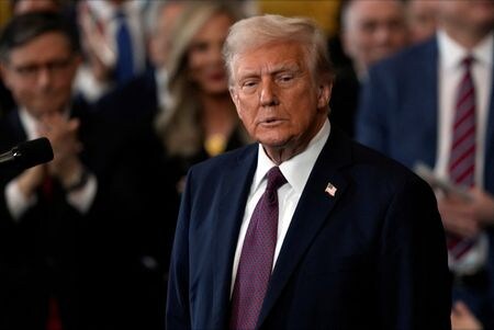 米ホワイトハウスは２８日、トランプ米大統領による行政管理予算局（ＯＭＢ）の補助金や融資などの財政支援プログラム一時停止により、低所得者向け食料購入補助制度（フードスタンプ）や福祉給付が影響を受けることはないことを明らかにした。２０日撮影（２０２５年　ロイター/Julia Demaree Nikhinson/Pool via REUTERS）