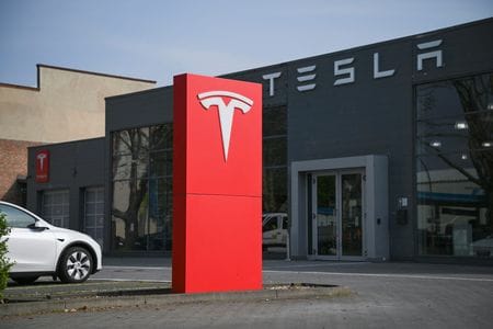 　米政府は１６日、電気自動車（ＥＶ）大手テスラと韓国のＬＧエナジーソリューションが、ミシガン州ランシングに４３億ドルを投じ、リン酸鉄リチウム（ＬＦＰ）角形電池セルの製造工場を建設する契約を締結したと発表した。写真はテスラのロゴ。ドイツ・ベルリンで昨年４月撮影（２０２６年　ロイター／Annegret Hilse）