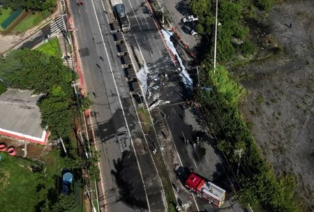 ブラジルのサンパウロの大通りで７日、小型機が墜落後にバスに衝突、２人が死亡し少なくとも２人が負傷した。事故現場、ドローンで撮影。（２０２５　ロイター/Tuane Fernandes）