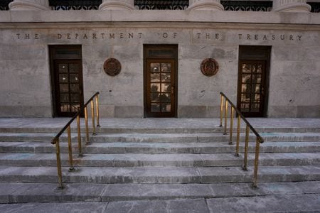 米財務省の入口。２月撮影。REUTERS/Ken Cedeno